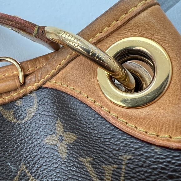 Louis Vuitton Galleria PM Shoulder Bag - Picture 4 of 16